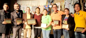 Actores de la Compañía de Teatro El Sótano exhibiendo  reconocimientos