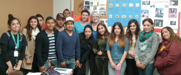 Los estudiantes de la clase de Español de la profesora Angelina Stuart prepararon diferentes mensajes de amor y aprecio a sus madres para celebrarles en su día.