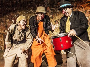 Actores de la compañía de Teatro Inmigrantes en una escena de la obra Kikiricaja
