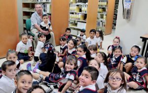 Grupo de Niños visitando una Biblioteca