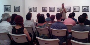 Armocida, explicando al público asistente sobre la historia de sus fotografías.