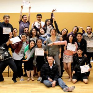 Edward Coward con un grupo de entusiastas actores