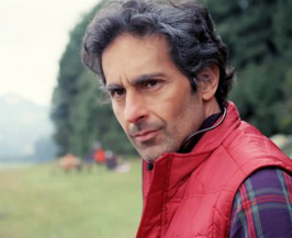 Fernando de Hoyos plays “Ricardo”  (Jorge Salcedo) in the 80 episode series, En La Boca del Lobo.