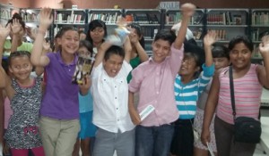 Los niños Cazalibros con un grupo de niños seguidores.
