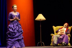 Alexandra Rodrick (mezzosoprano) en el rol de Rosina  y  Walter Du Melle  (Bajo baritno) como Don Bartolo en una escena del Barbero  de Sevilla