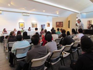 Aforo y presidium en la presentación del libro Ananké Cuerpos en venta