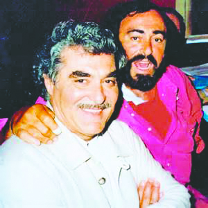 Tito Capobianco acompañado por el Gran Luciano Pavarotti  (Foto de Archivo)