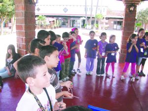 Niños esperando en el kiosco del campamento de verano