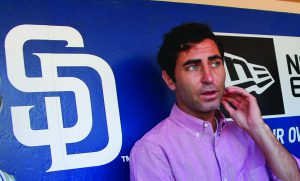 El gerente general es suspendido por ocultar información médica de sus peloteros.