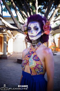 La modelo Karla Valenzuela posando para una catrina que  se expone en la belleza de la muerte.