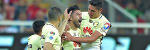 Oribe Peralta (Centro) le entrega la victoria al Club América ante Chivas.