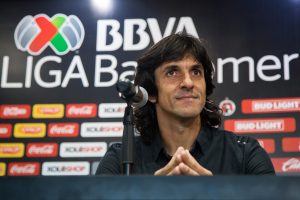 Federico Vilar anuncia su retiro acompañado del director general de Xolos, Ignacio Palou. Foto/Cortesía Club Tijuana.