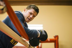 Saúl "Canelo" Álvarez le brinda una gran oportunidad a Julio César Chávez Jr. de revivir su carrera. Foto/Internet.